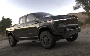 Tesla Cybertruck vs Atlis XT: Expert Comparison of Features, Performance, and Innovation